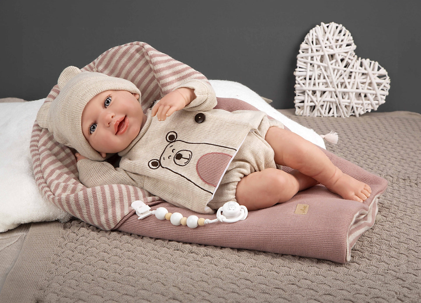 Arias Reborn lėlė kūdikėlis su smėlio spalvos rūbeliais, 45 cm