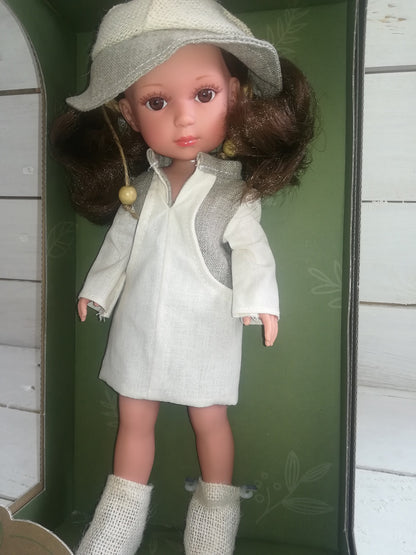Lėlytė Carole su lininiais rūbeliais, 36 cm